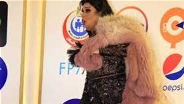 بسبب فستانها..فيفي عبده تتعرض لموقف محرج في افتتاح مهرجان القاهرة السينمائي | فيديو