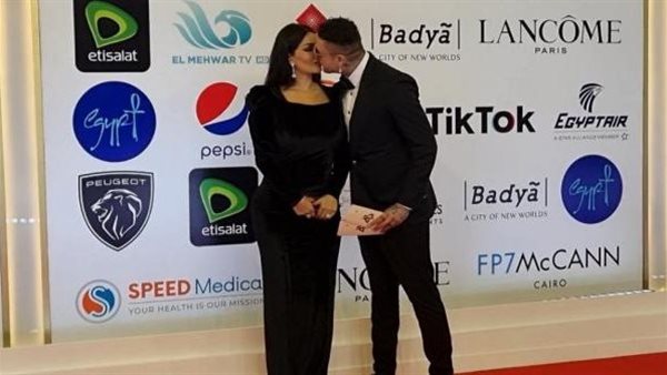 عادته ولا هيشتريها..قبلات أحمد الفيشاوي لزوجته على «الريد كاربت» عرض مستمر | شاهد