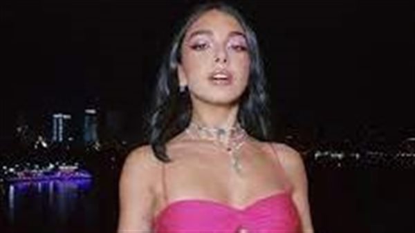 بفستان مفتوح من البطن.. إطلالة مثيرة لـ سلمى أبو ضيف في مهرجان القاهرة | شاهد