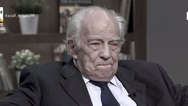 معنديش حاجة باسمي غير موبايلي.. القصة الكاملة لأزمة رشوان توفيق مع ابنته وقضية الحجر | فيديو