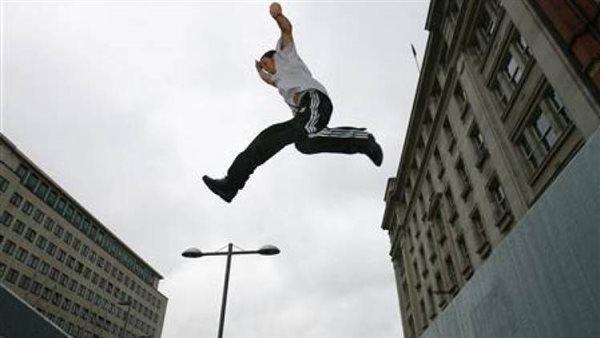 ردد الشهادتين قبل انهاء حياته.. موظف الوراق يطعن زوجته ويصيب طفليه ويلقي بنفسه من الرابع 