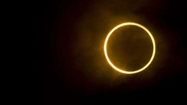 آخر ظواهر 2021 الفلكية.. موعد وأماكن حدوث الكسوف الكلي للشمس