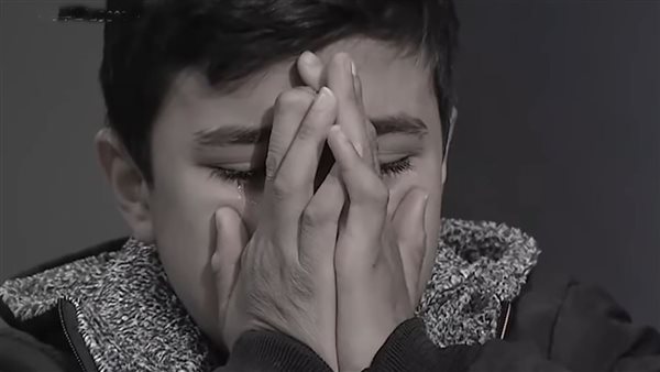 رد صادم من جدته..مأساة الطفل الباكي تشعل مواقع التواصل في مصر | فيديو