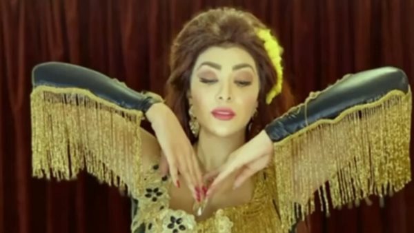 بقيتي شبهها جدًا.. ميرهان حسين تقلد نبيلة عبيد في رقصة استعراضية | فيديو