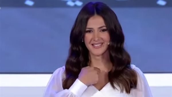 غنت بلغة الإشارة..أول ظهور للفنانة دنيا سمير غانم في احتفالية بعد وفاة والديها | فيديو