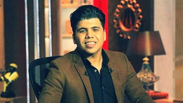 «خطوبة ولا أغنية؟».. عمر كمال يثير الجدل بصورة مع شيماء المغربي | شاهد