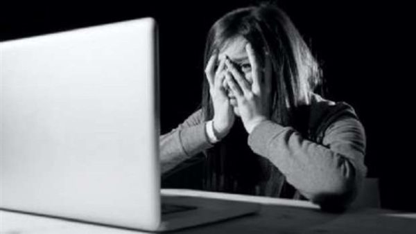  3 فيديوهات مخلة و25 ألف جنيه.. تفاصيل مثيرة عن علاقة غير شرعية بين مدير وموظفة