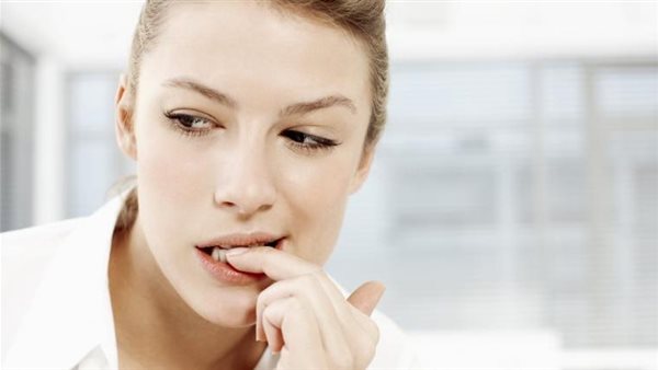 لو بتعمليها ابعدي عنها فورا.. أضرار ومخاطر كارثية لقضم الأظافر