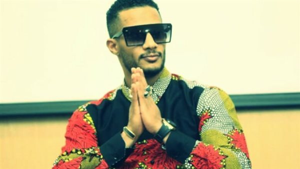 «عايز تفصلهم هم كمان؟».. هجوم ناري على محمد رمضان بسبب صورة مع طاقم طائرة | شاهد