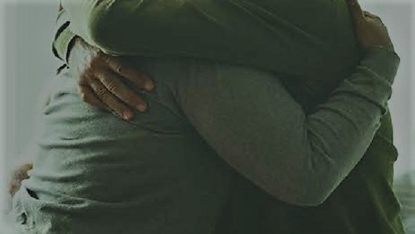 تعرض للاختطاف في عمر 4 سنوات.. زوجان يلتقيان بابنهما المفقود منذ 14 عامًا | فيديو