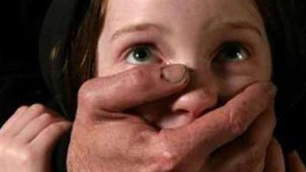 هربت من تعذيب والدها بعد حبسها عامًا ونصفًا.. تفاصيل صادمة في مأساة اغتصاب طفلة الإسكندرية