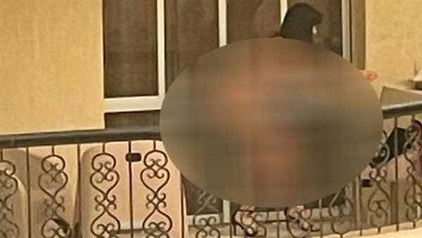وقفت شبه عارية.. القصة الكاملة لـ سيدة البلكونة بالتجمع | فيديو