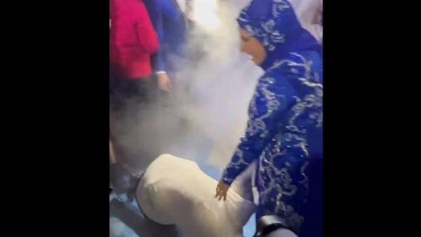  باس رجليها ورقص معاها سلو..لحظات مؤثرة بين علي غزلان ووالدته في حفل زفافه | فيديو