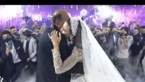 انهارت أمام دموع والدها في رقصة الوداع..أصعب لحظات زفاف فرح شعبان ملكة جمال مصر | فيديو