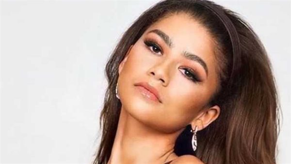 بسبب فستانها.. موقف محرج لنجمة هوليوود زيندايا وزميلها يتدخل لمساعدتها | فيديو