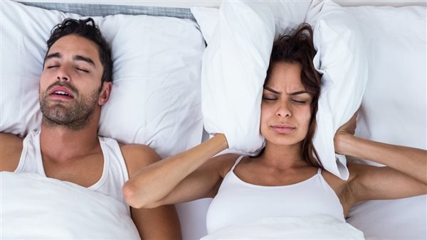 تجنب بعض الأطعمة.. أفضل 6 علاجات طبيعية للتوقف عن الشخير أثناء النوم