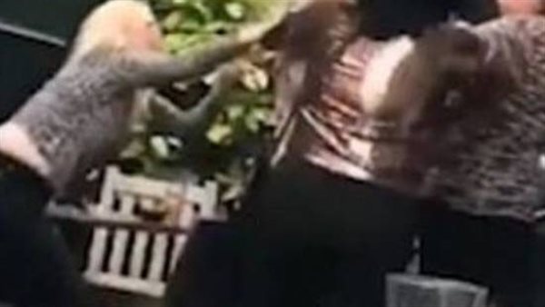 خناقة حريمي.. 3 أشقاء يمزقون سيدة وسط الشارع في الجيزة