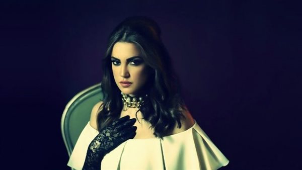 هذا ما طلبته منه..تصرف غريب من درة مع معجب بمهرجان البحر الأحمر | فيديو