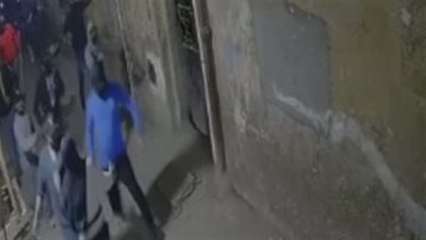 الضحية يكشف الكواليس.. فيديو صادم لسحل شاب بالأسلحة البيضاء في الشارع ببولاق | شاهد