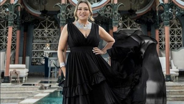 لا مش حسد.. ليلى علوي تكشف كواليس سقوطها على السجادة الحمراء | فيديو