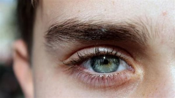  3 ضوابط احذروها..حكم إزالة الشعر المتناثر أعلى وأسفل الحاجبين | فيديو