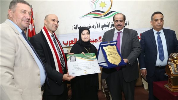 تكريم الرّاحلة نعيمة المشايخ وابنتها سناء الشّعلان بوسام القيادة والإبداع | شاهد