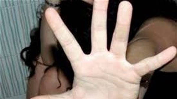 عراها ولمسها في مناطق حساسة.. تفاصيل جديدة في هتك عرض ربة منزل على يد طبيب