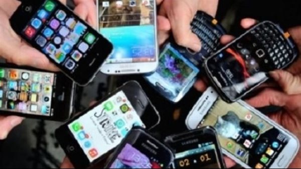 السر في نوعه.. حكاية هاتف قديم يباع بآلاف الجنيهات | شاهد