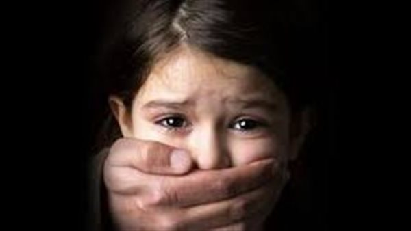 قرار عاجل بشأن المتهم.. تفاصيل مثيرة في هتك عرض طفلة بـ«كيس شيبسي»