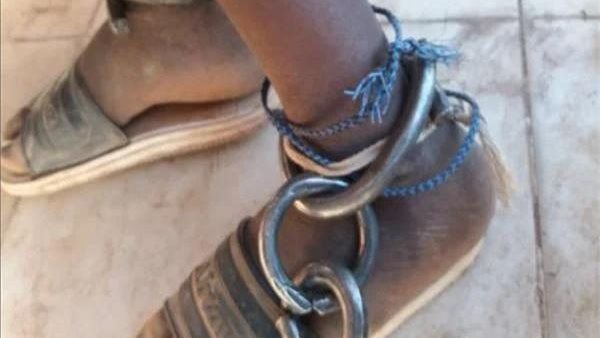 عايز أشوف ماما..تفاصيل صادمة عن فيديو تقييد طفل بجنزير بالدقهلية