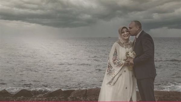  الفرحة بتبدأ بعد الأربعين..عرسان نوة إسكندرية يشعلان السوشيال ميديا من جديد | شاهد