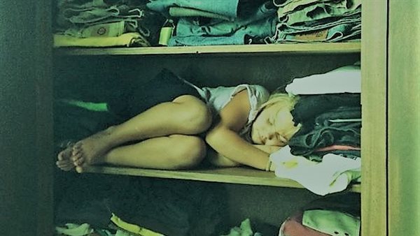 لعدم شعورها بالأمان.. سيدة تشكو من نوم ابنتها داخل الدولاب