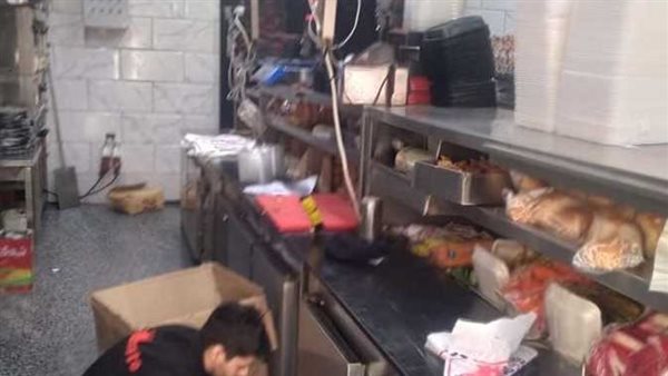 غير صالحة للاستهلاك الآدمي..لحظة ضبط 450 كجم لحوم ودواجن فاسدة في مطعم شهير بالجيزة | فيديو