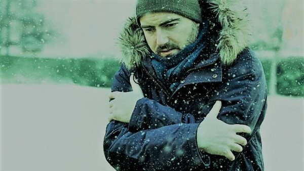 بعيدا عن طقس الشتاء.. أسباب خطيرة لبرودة اليدين والقدمين يجب ألا تتجاهلها