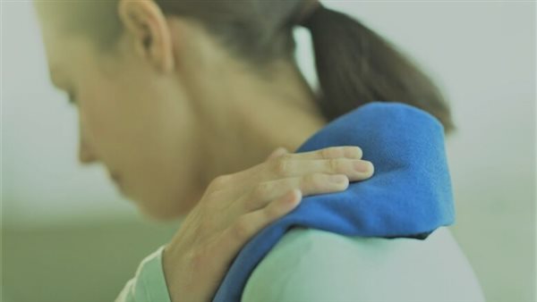 خبراء يحذرون: ألم الكتف قد يكون مؤشرًا على الإصابة بمرض خطير