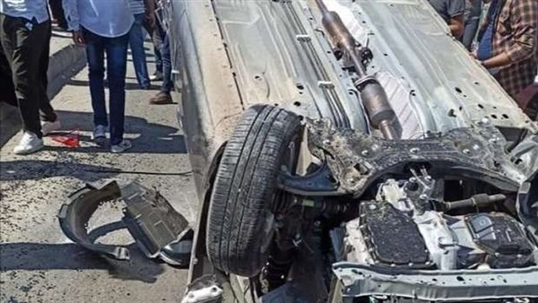 الأهالي: «قولنا الستات لأ».. سيدة تصعد بسيارتها فوق أخرى مركونة بشبرا | فيديو