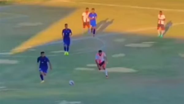 الحسد حتى في الكورة.. لاعب يسقط في الملعب فجأة بعد وصف مشجع له بـ الطيارة | فيديو