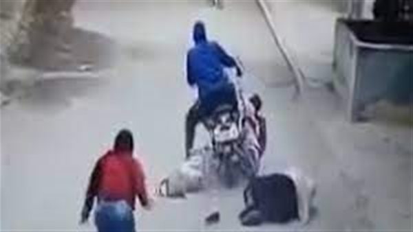 لقطات صادمة..فيديو سحل سيدة وفتاتين يثير ضجة على السوشيال ميديا واعترافات مثيرة للمتهم | شاهد