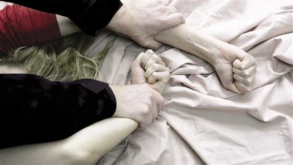 مفاجأة جديدة في واقعة اتهام سيدة لزوجها بربطها واغتصابها بالقوة بمساعدة نجله