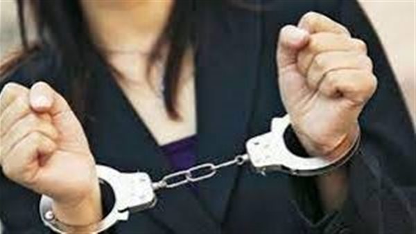 نشرت فيديو على فيسبوك.. سيدة تدعى اقتحام الشرطة لمنزلها ومحاولة التحرش بها