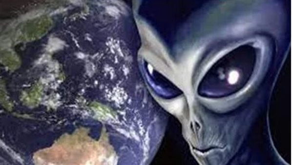 لقطات لا تصدق..مصور يلتقط صورة لكائن فضائي عاري يسير في ولاية أمريكية | شاهد