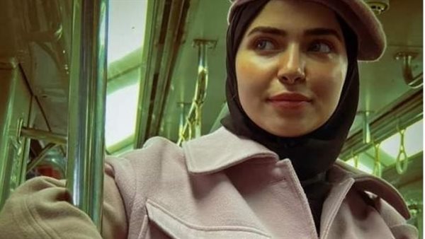 كله بكاميرا الموبايل..جلسة تصوير داخل المترو أشبه بالأفلام الأجنبية | شاهد