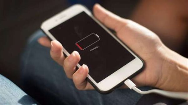 تسبب أضرارا كارثية.. تحذير من عادة خطيرة عند استخدام الهواتف 