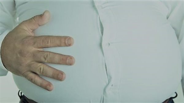 خيار وليمون.. 6 أطعمة موجودة في كل بيت تخلصك من آلام الانتفاخ