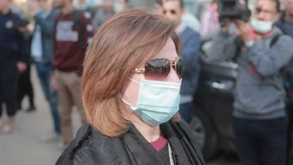 اللي بيصور الناس بتصلي تافه.. رد ناري من إلهام شاهين على ظهورها دون حجاب في جنازة مها أبوعوف | فيديو