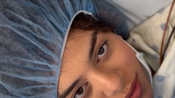 مفيش فايدة..أحمد حسن يصور زوجته زينب أثناء ولادة طفلهما الثاني في غرفة العمليات | فيديو