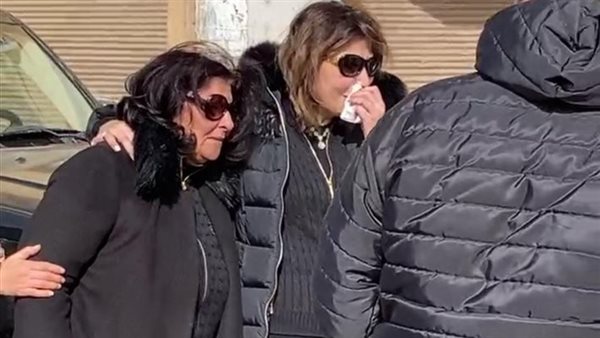 أثناء جنازته..بكاء وانهيار زوجة وائل الإبراشي | فيديو 