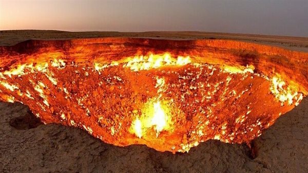 نار مستعرة منذ 50 عاما.. بوابة جهنم لغز مخيف في صحراء تركمانستان | فيديو