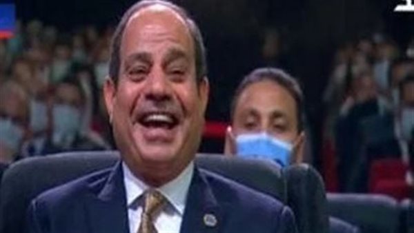 ضرب الموبايل في الخلاط.. عرض ساحر فرنسي يتسبب في ضحك السيسي | شاهد