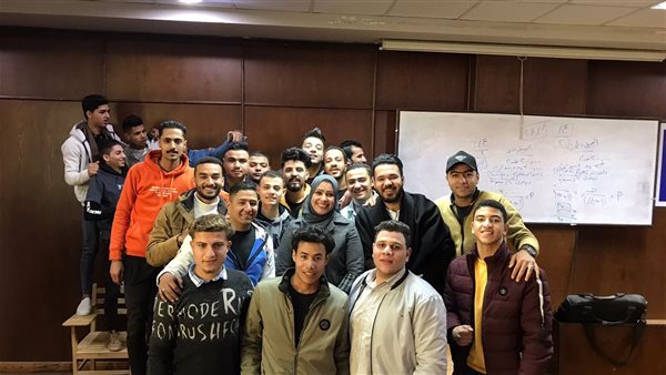 طلاب المعهد العالي للعلوم الإدارية ببني سويف يناقشون مشاريع التخرج لمادة التسويق وبحوث العمليات